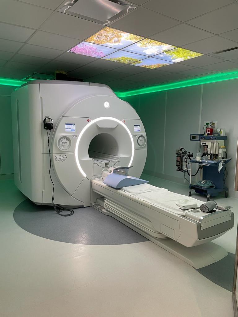 Sala de resonancia magnética en León Scanner con equipo médico de última generación.
