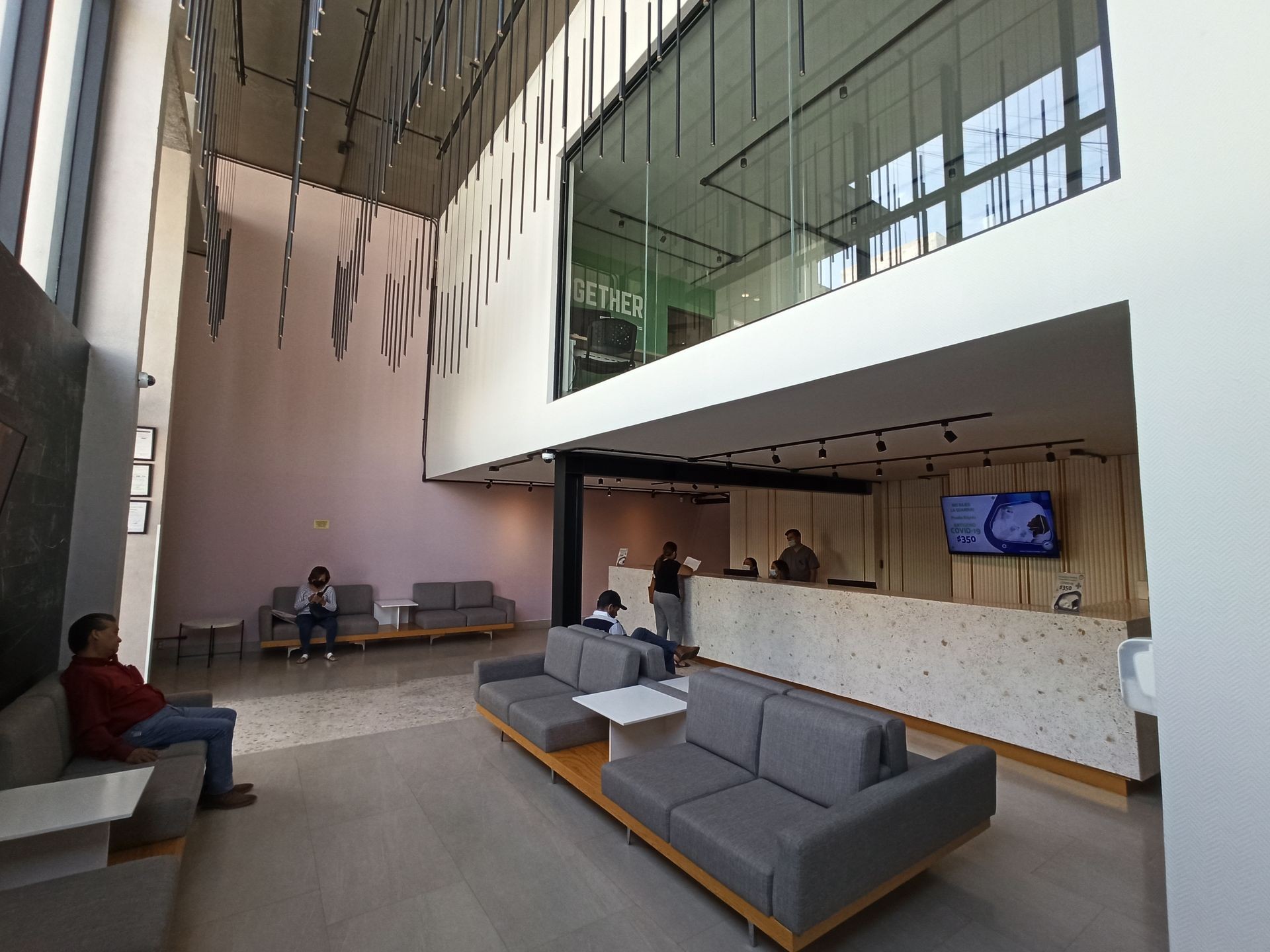 Recepción de León Scanner en zona céntrica de León, con espacios cómodos y estacionamiento disponible.