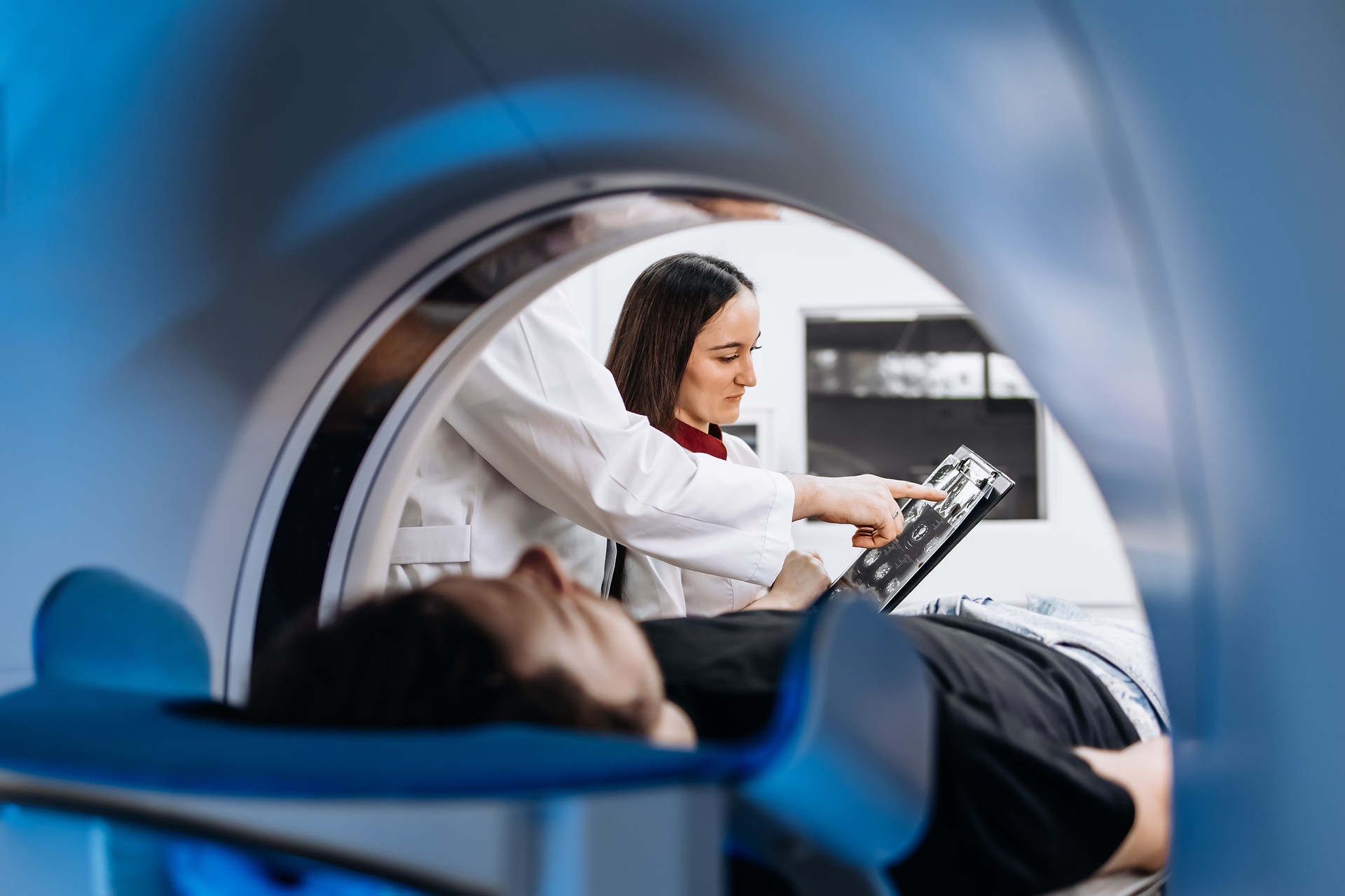 Paciente realizando resonancia magnética en León Scanner con entrega digital de resultados en 24 horas.